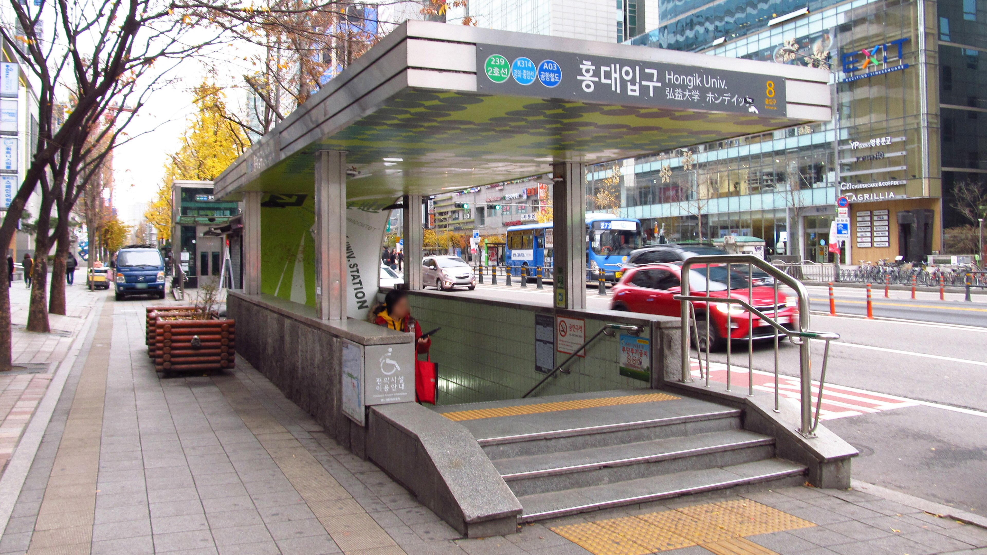 Hongdae Airport Bus Stop / 홍대입구역(중) / 弘大入口站（中央車道）
